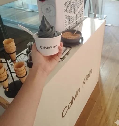 Helado soft serve servido en una activación de tienda