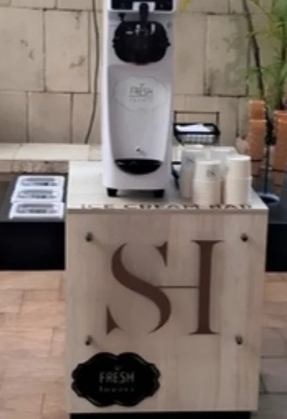 Máquina de helado soft serve sobre su mueble